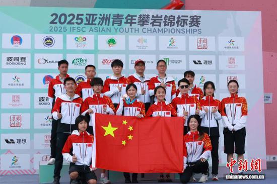 8月24日，中国队在赛后合影。 曾晋琪 摄