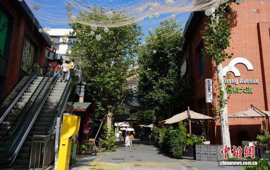 8月23日,游客在贵阳市新印1950文化创意街区游览。中新社记者 周燕玲 摄 8月23日,游客在贵阳市新印1950文化创意街区游览。中新社记者 周燕玲 摄