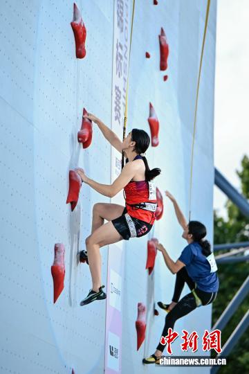 8月23日晚，中国队选手王春优璇(左)在U17速度项目女子决赛中。 赛事组委会供图