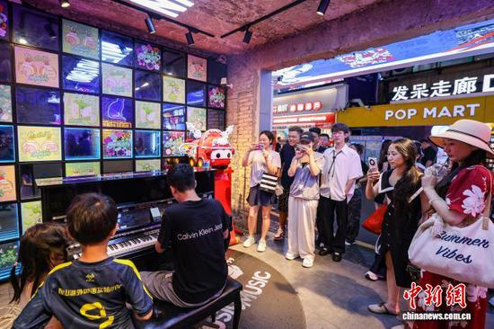 8月7日,游客在贵阳市青云市集弹共享钢琴被围观。中新社记者 瞿宏伦 摄 8月7日,游客在贵阳市青云市集弹共享钢琴被围观。中新社记者 瞿宏伦 摄