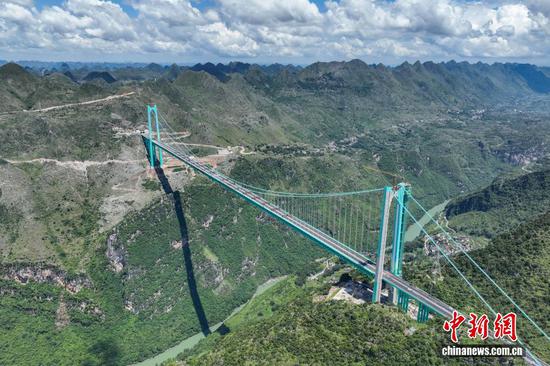 图为卡车在花江峡谷大桥桥面进行荷载试验。(无人机照片) 图为卡车在花江峡谷大桥桥面进行荷载试验。(无人机照片)