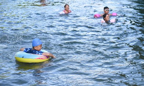 游客在松桃苗族自治县乌罗镇桃花源景区游玩。 游客在松桃苗族自治县乌罗镇桃花源景区游玩。