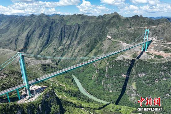 图为卡车在花江峡谷大桥桥面进行荷载试验。(无人机照片) 图为卡车在花江峡谷大桥桥面进行荷载试验。(无人机照片)