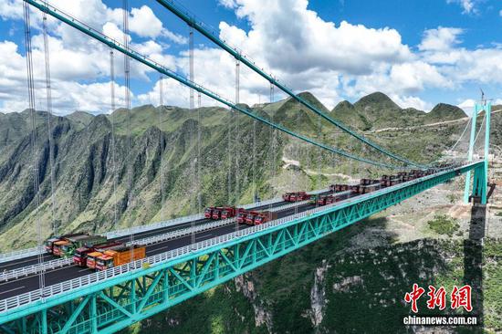图为卡车在花江峡谷大桥桥面进行荷载试验。(无人机照片) 图为卡车在花江峡谷大桥桥面进行荷载试验。(无人机照片)