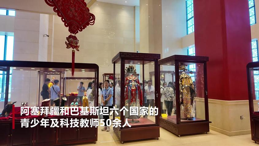 六国师生在乌鲁木齐体验京剧文化