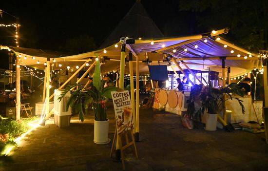 在乌罗镇桃花源景区露营基地,游客在游玩。 在乌罗镇桃花源景区露营基地,游客在游玩。