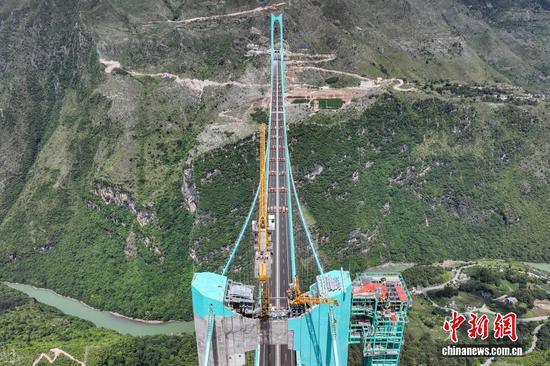 图为卡车在花江峡谷大桥桥面进行荷载试验。(无人机照片) 图为卡车在花江峡谷大桥桥面进行荷载试验。(无人机照片)