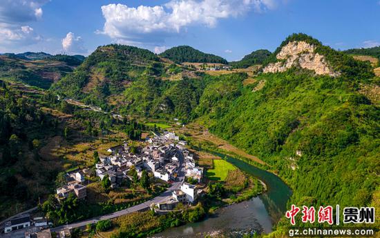 8月25日拍摄的贵州省黔西市定新彝族苗族乡渭河村(无人机照片)。 8月25日拍摄的贵州省黔西市定新彝族苗族乡渭河村(无人机照片)。