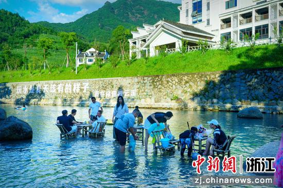 近日,游客在云和梯田景区玩水嬉戏。林晓洁供图 近日,游客在云和梯田景区玩水嬉戏。林晓洁供图