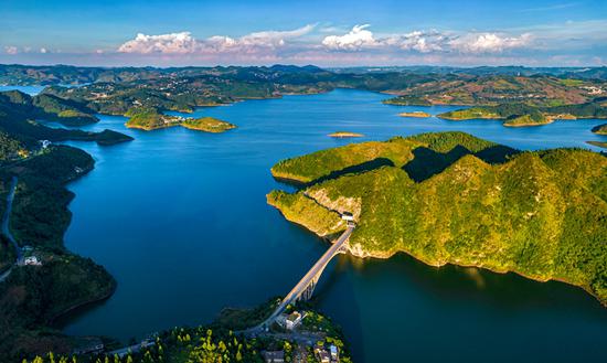 8月24日航拍的贵州省毕节市境内的吱嘎阿鲁湖。 8月24日航拍的贵州省毕节市境内的吱嘎阿鲁湖。