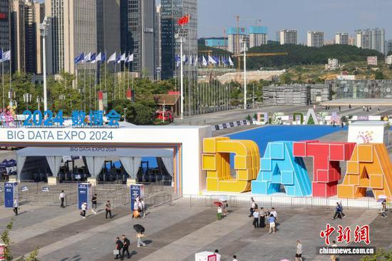 资料图:2024中国国际大数据产业博览会吸引参观者。中新网记者瞿宏伦 摄 资料图:2024中国国际大数据产业博览会吸引参观者。中新网记者瞿宏伦 摄