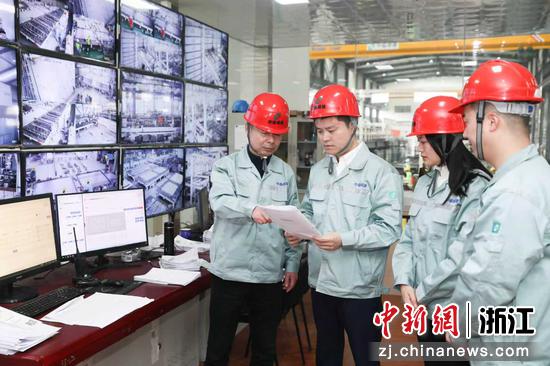 邹华在工厂交流工作。受访者 供图