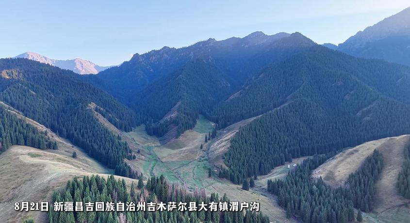 吉木萨尔：松林漏影 云烟笼峰