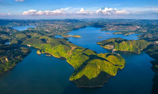 8月24日航拍的贵州省毕节市境内的吱嘎阿鲁湖。 8月24日航拍的贵州省毕节市境内的吱嘎阿鲁湖。