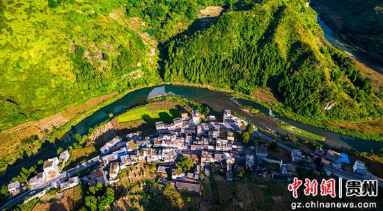 8月25日拍摄的贵州省黔西市定新彝族苗族乡渭河村(无人机照片)。 8月25日拍摄的贵州省黔西市定新彝族苗族乡渭河村(无人机照片)。