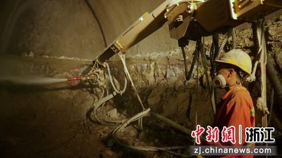 李生福在隧道内作业。浙交建设 供图 李生福在隧道内作业。浙交建设 供图