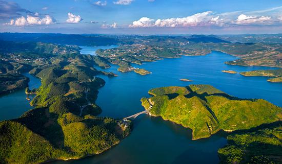 8月24日航拍的贵州省毕节市境内的吱嘎阿鲁湖。 8月24日航拍的贵州省毕节市境内的吱嘎阿鲁湖。