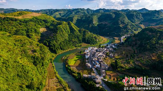 8月25日拍摄的贵州省黔西市定新彝族苗族乡渭河村(无人机照片)。 8月25日拍摄的贵州省黔西市定新彝族苗族乡渭河村(无人机照片)。