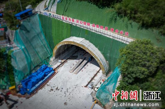 甬金改扩建绍兴段白峰岭隧道。浙交建设 供图 甬金改扩建绍兴段白峰岭隧道。浙交建设 供图