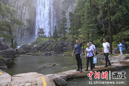 农行工作人员调研百丈漈景区。 农行温州分行 供图 农行工作人员调研百丈漈景区。 农行温州分行 供图