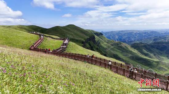 图为8月27日,游客在韭菜坪景区观光 。盛灿 摄 图为8月27日,游客在韭菜坪景区观光 。盛灿 摄
