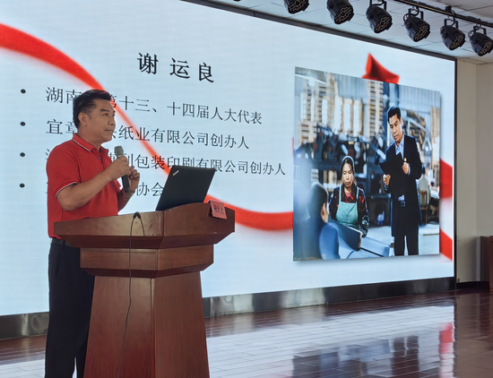 宜章县好人协会会长谢运良现场授课。