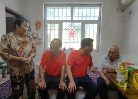 宜章县好人协会赴新疆托克逊县滨河社区“走亲戚”。