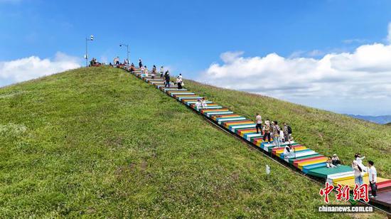图为8月27日游客在韭菜坪景区观光。 盛灿 摄 图为8月27日游客在韭菜坪景区观光。 盛灿 摄