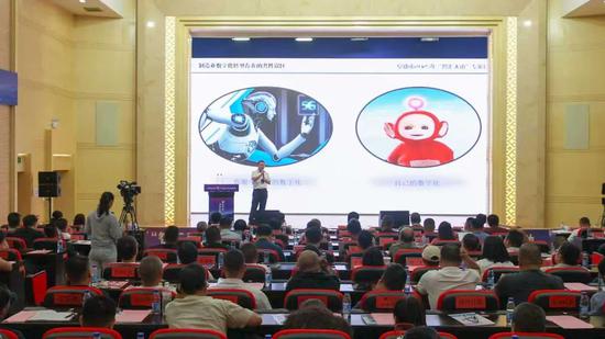 北京清研智造集团智能制造首席技术专家 梅清晨作《制造型企业数字化转型高效路径》专题报告。 魏鹏慧 摄