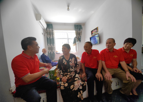 宜章县好人协会看望慰问托克逊县滨河社区卡依木·阿西木。