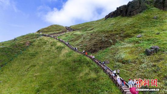 图为8月27日,游客步行前往韭菜坪景区。 盛灿 摄 图为8月27日,游客步行前往韭菜坪景区。 盛灿 摄