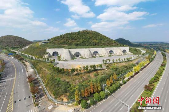 资料图:航拍贵安腾讯七星数据中心。中新网记者瞿宏伦 摄 资料图:航拍贵安腾讯七星数据中心。中新网记者瞿宏伦 摄