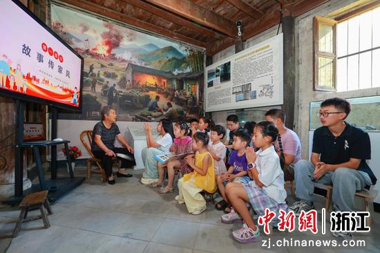 林忠芳女士现场讲述她的家风故事。煤山镇供图