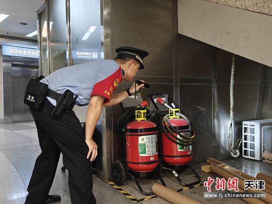 图为北京铁路公安局天津公安处天津站派出所民警在夜间大清查期间对相关设施器材进行检查。（北京铁路公安局天津公安处供图）