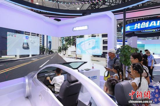 8月28日，以“数聚产业动能智启发展新篇”为主题的2025中国国际大数据产业博览会在贵州省贵阳市开幕。图为参观者在AI智能座舱体验。