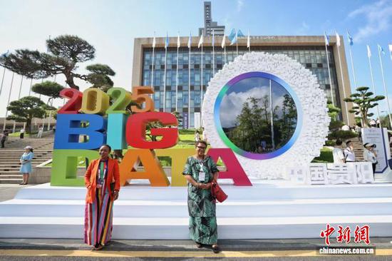 8月28日,2025中国国际大数据产业博览会在贵州省贵阳市开幕,图为与会嘉宾合影留念。中新网记者瞿宏伦 摄 8月28日,2025中国国际大数据产业博览会在贵州省贵阳市开幕,图为与会嘉宾合影留念。中新网记者瞿宏伦 摄