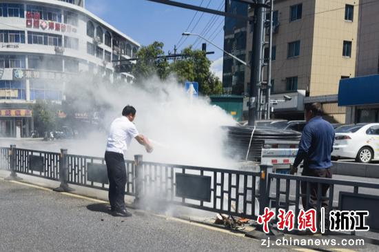 宣国连正在紧急灭火。徐彬瀚供图 宣国连正在紧急灭火。徐彬瀚供图