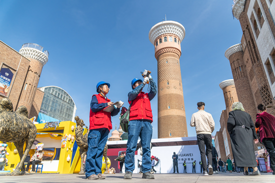 国网乌鲁木齐供电公司员工在新疆国际大巴扎开展用电安全巡视检查。王晋魁 摄