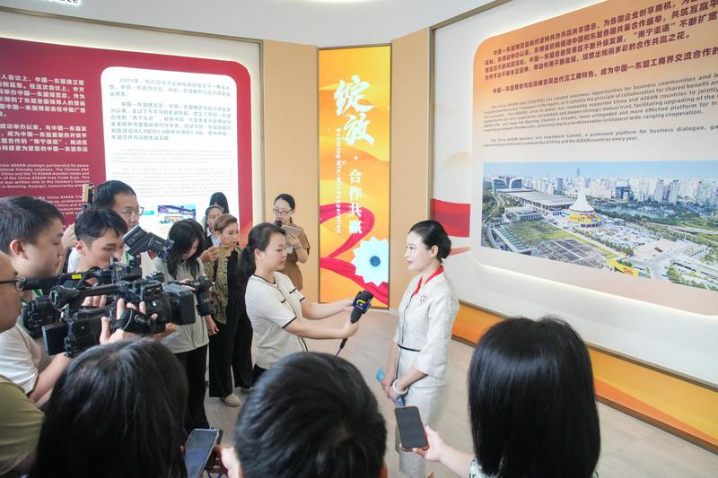 图为中国—东盟博览会(简称东博会)秘书处秘书长、广西国际博览事务局局长韦朝晖接受采访。 图为中国—东盟博览会(简称东博会)秘书处秘书长、广西国际博览事务局局长韦朝晖接受采访。