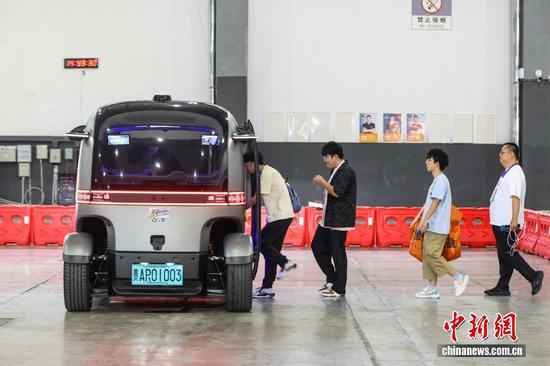 8月28日，以“数聚产业动能智启发展新篇”为主题的2025中国国际大数据产业博览会在贵州省贵阳市开幕。图为参观者排队体验无人驾驶汽车。