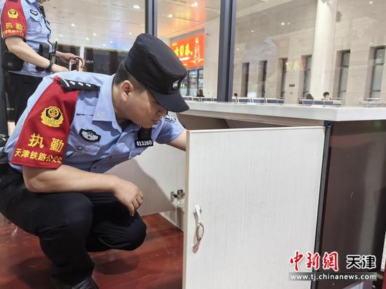 图为北京铁路公安局天津公安处德州东站派出所民警开展夜间大清查，检查车站重点部位。（北京铁路公安局天津公安处供图）