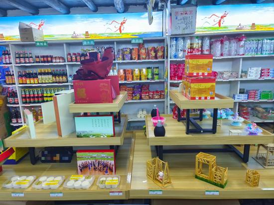 图为旅游终端户展示店里特色商品。潘棉纯 摄