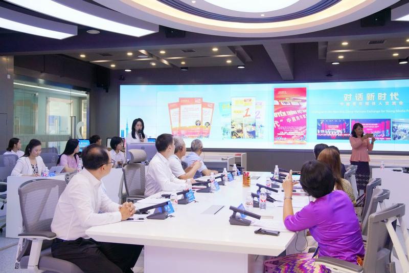 东盟国家的媒体代表、学界专家聆听广西国际传播中心“智能+传播”的探索成果。