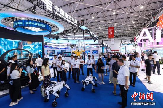 8月28日，以“数聚产业动能智启发展新篇”为主题的2025中国国际大数据产业博览会在贵州省贵阳市开幕。图为参观者在数博会展馆参观。