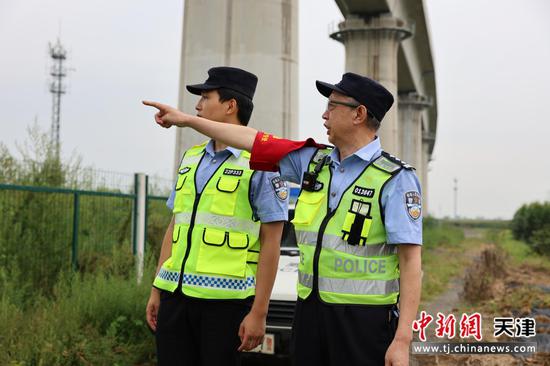 图为北京铁路公安局天津公安处线路民警在线路旁巡视检查，确保线路绝对安全。（北京铁路公安局天津公安处供图）