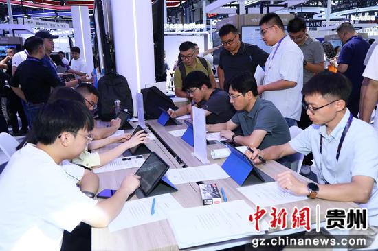 喧嚣会场中安静的“考场” 喧嚣会场中安静的“考场”