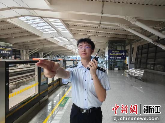 唐榆昆在站台接发车。浙江幸福轨道公司 供图 唐榆昆在站台接发车。浙江幸福轨道公司 供图