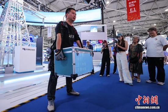 8月28日，以“数聚产业动能智启发展新篇”为主题的2025中国国际大数据产业博览会在贵州省贵阳市开幕。图为参观者在中国南方电网展区体验穿戴电力作业外骨骼机器人。