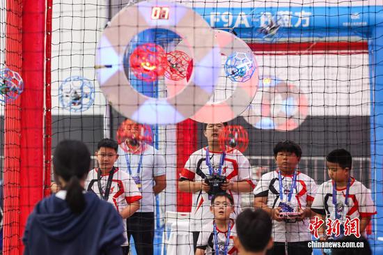 8月28日，以“数聚产业动能智启发展新篇”为主题的2025中国国际大数据产业博览会在贵州省贵阳市开幕。图为在2025数博会现场举行的中国无人机足球联赛（贵阳站）。