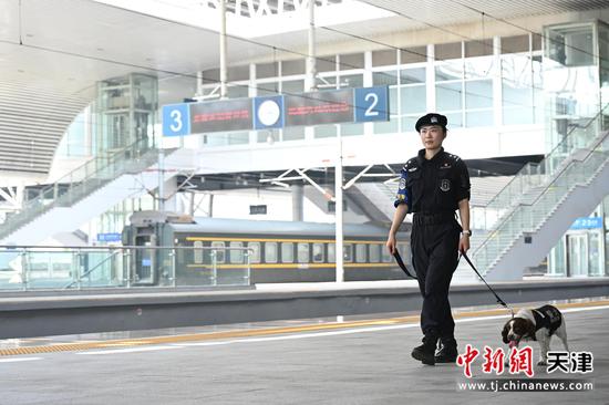 图为北京铁路公安局天津公安处特警支队训犬员程紫璇和警犬小唯在站台上巡逻巡视。（北京铁路公安局天津公安处供图）